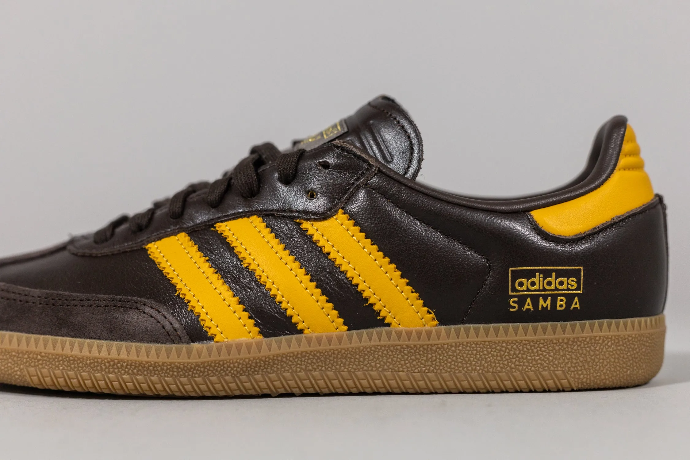 Adidas Samba OG Dark Brown & Preloved Yellow – Iconic Retro Sneakers with Stylish Colorway