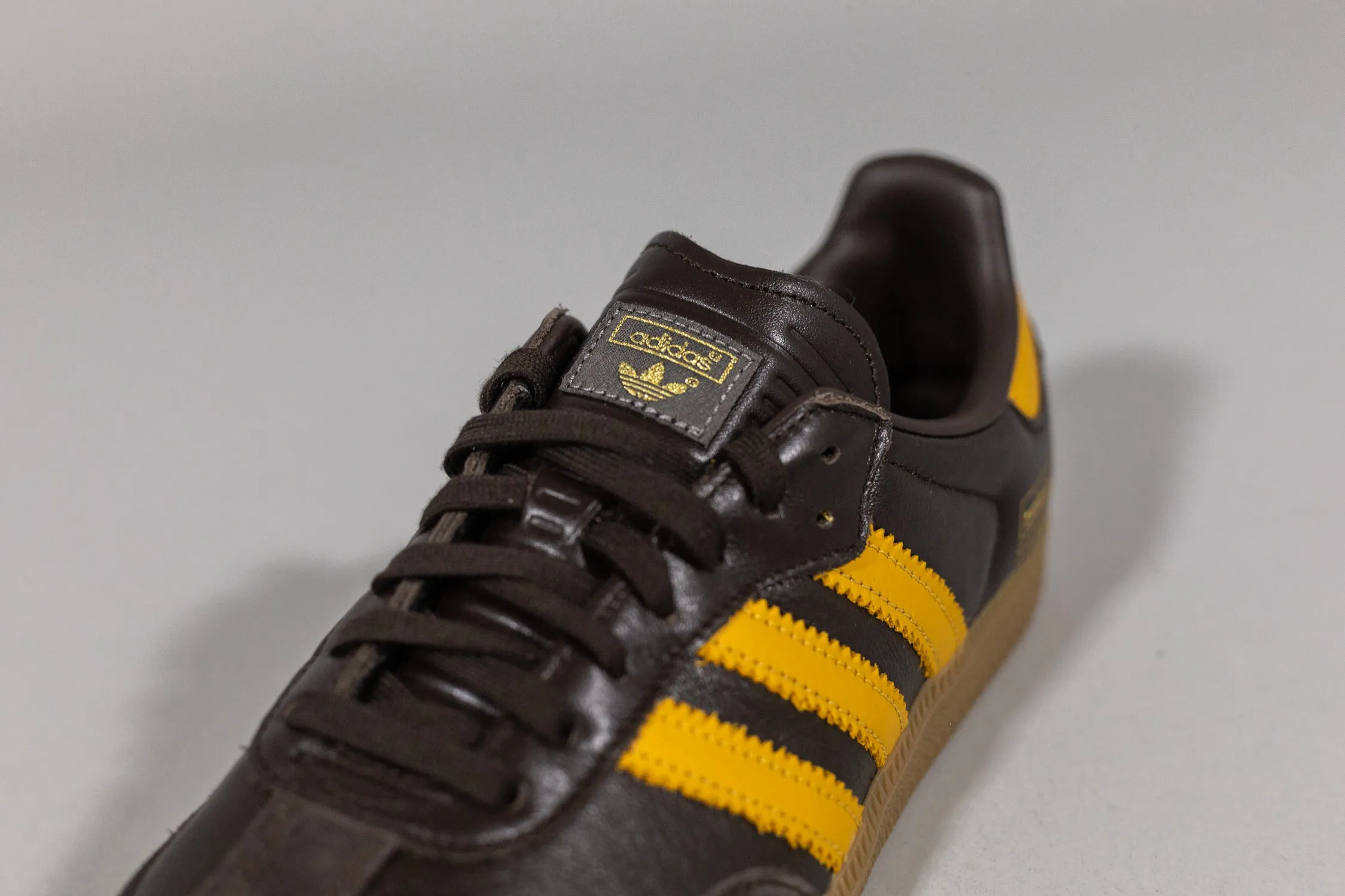 Adidas Samba OG Dark Brown & Preloved Yellow – Iconic Retro Sneakers with Stylish Colorway