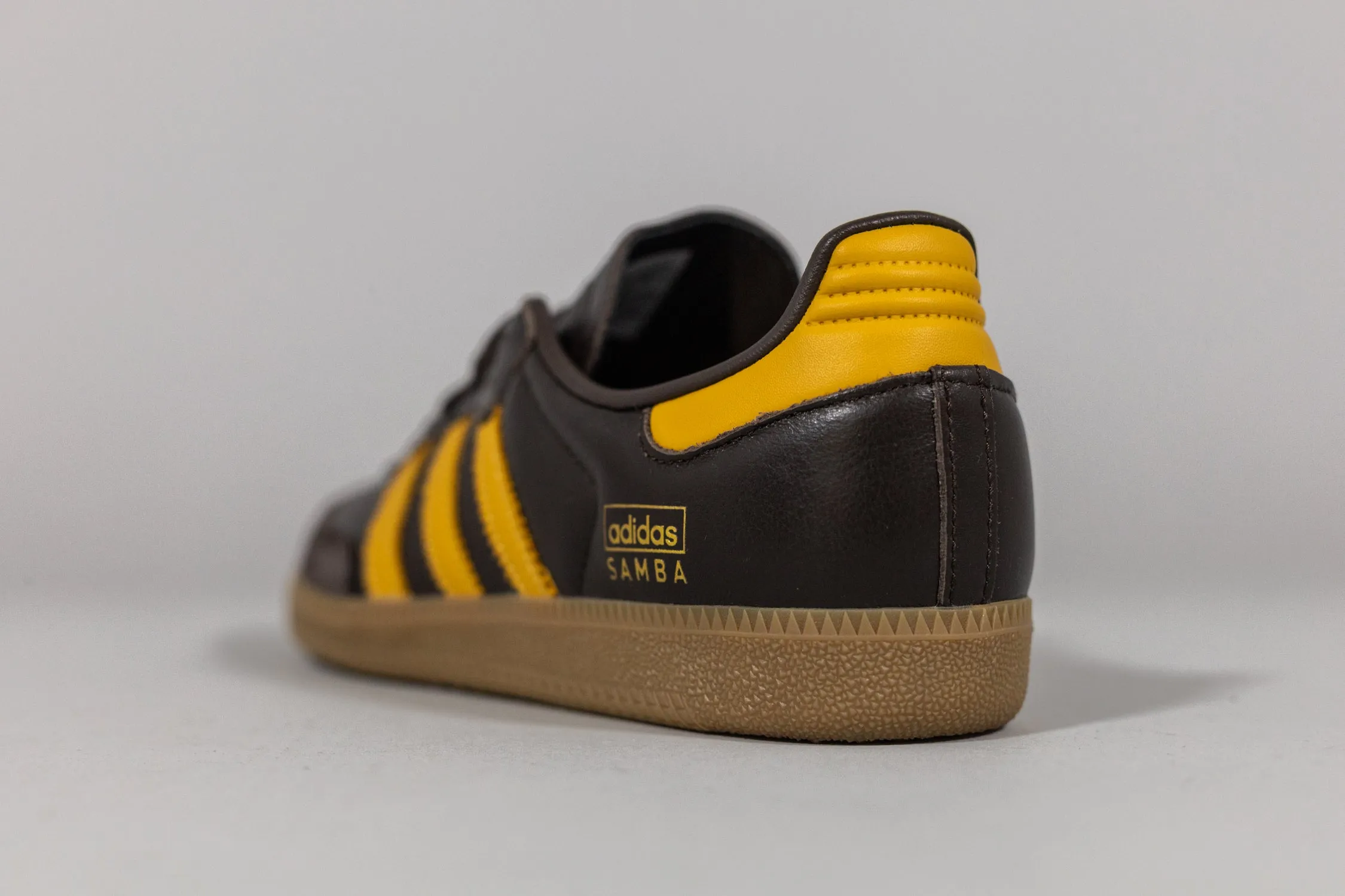 Adidas Samba OG Dark Brown & Preloved Yellow – Iconic Retro Sneakers with Stylish Colorway